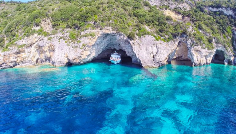 PAXOS, ANTIPAXOS ET LES GROTTES BLEUES AVEC LE VILLAGE DE GAIOS