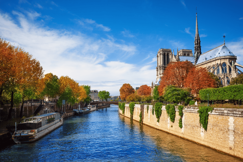 SIGHTSEEING CRUISE ON THE RIVER SEINE