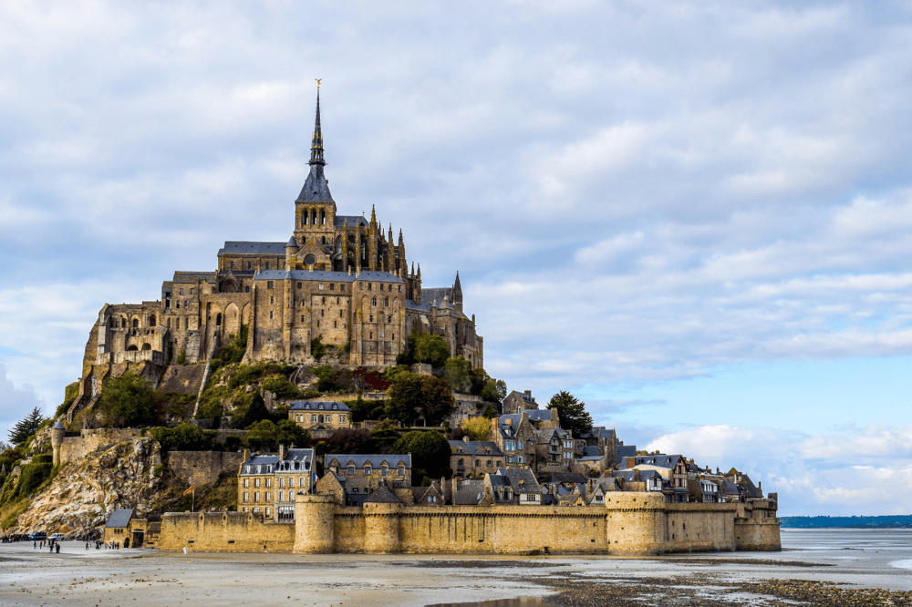 CAEN - MONT SAINT MICHEL - FOUGERES - CHARTRES - PARÍS
