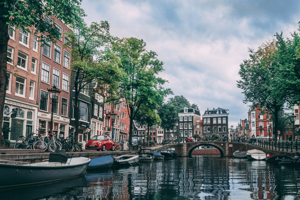 VISITA PANORÁMICA DE AMSTERDAM: ENTRE BICIS Y CANALES