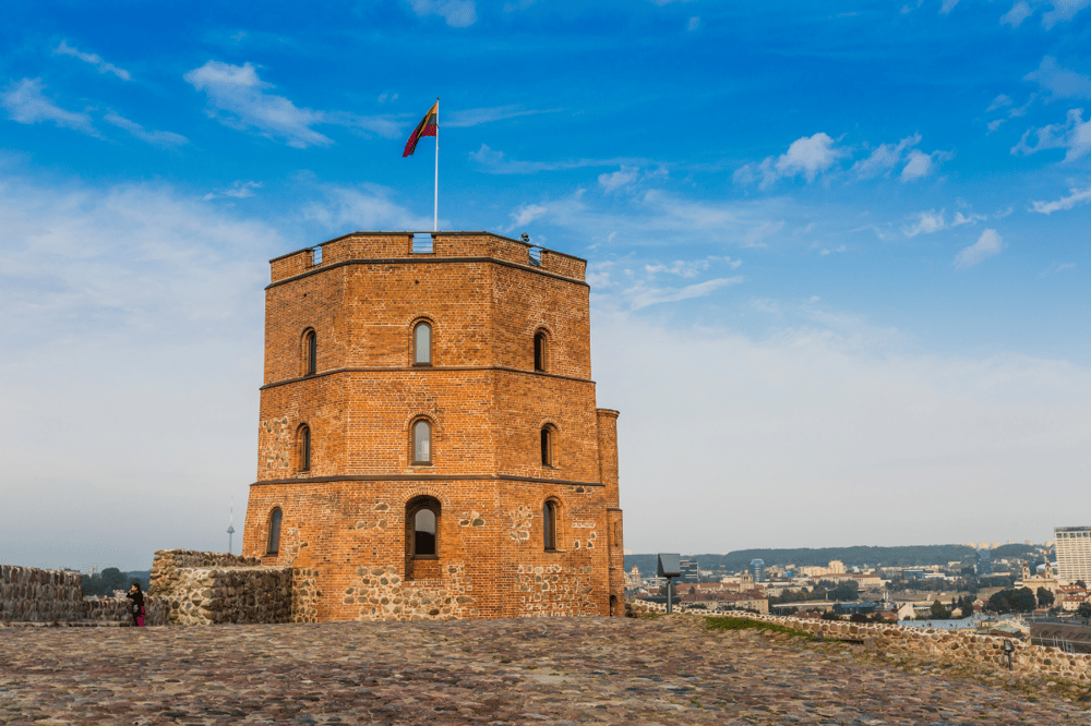 FROM RIGA TO VILNIUS: A JOURNEY BETWEEN TWO HISTORIES
