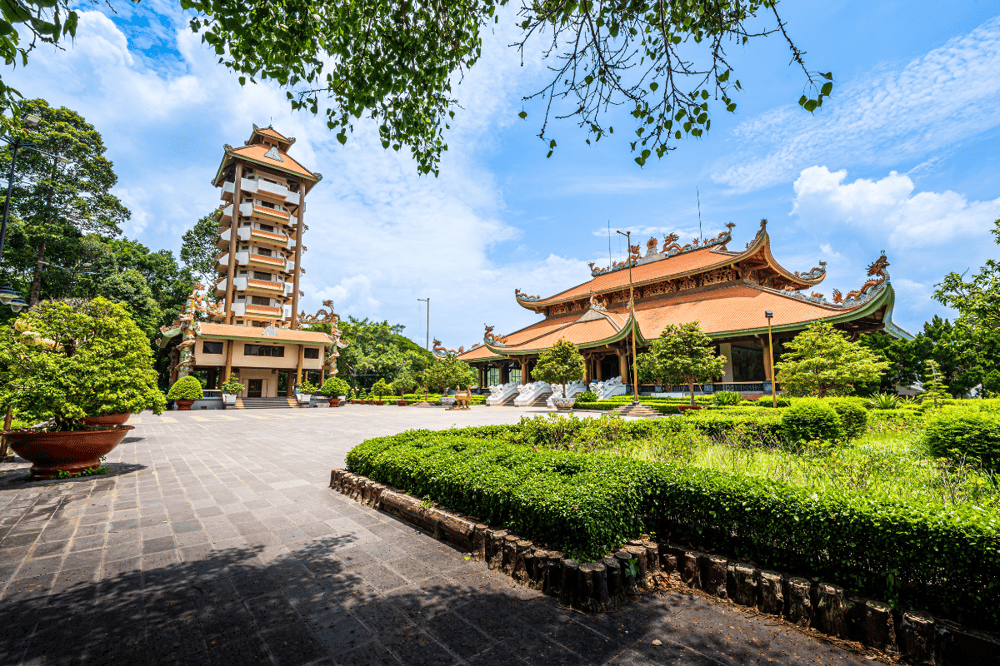 CU CHI TUNNELS AND HO CHI MINH CITY TOUR