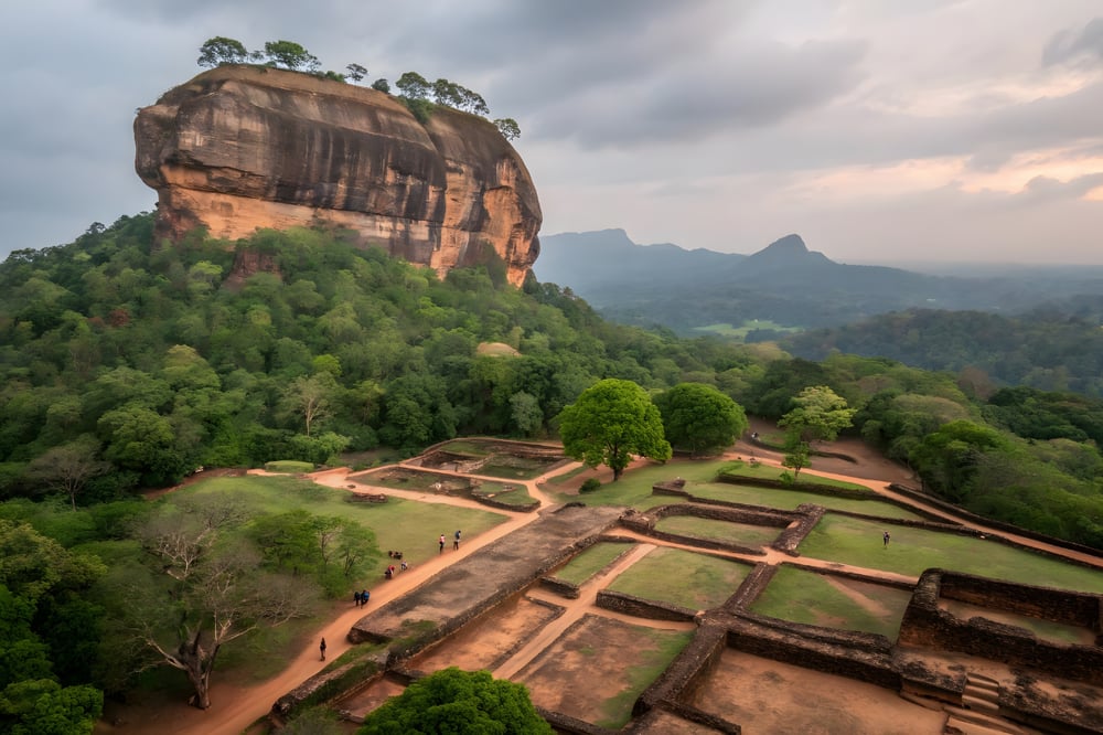 DAMBULLA: ROCA DE PIDURANGALA Y FORTALEZA DE LA ROCA DE SIGIRIYA