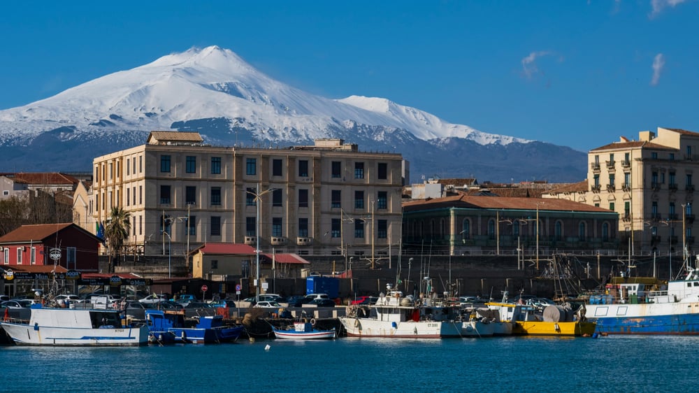 O GIGANTE ETNA E O BARROCO EM PEDRA VULCÂNICA DE CATANIA