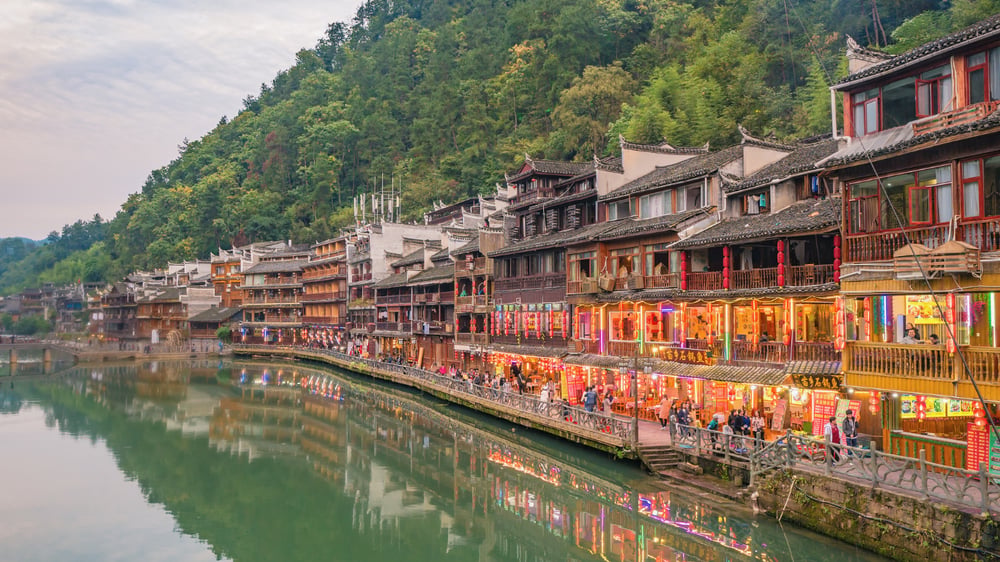 FENGHUANG - CHONGQING, HISTORIA Y TRADICIÓN