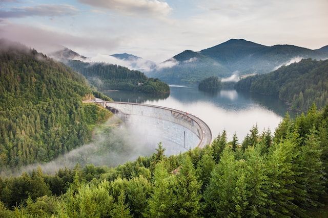 Espejo de agua rodeado de montañas y vegetación