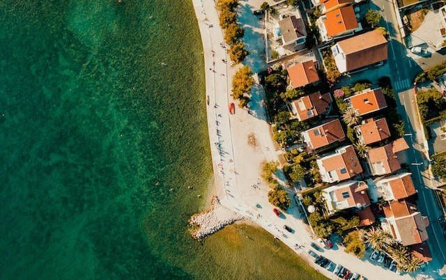 Costa del mar y construcciones