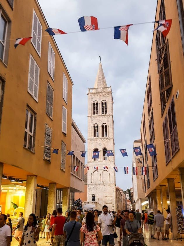 Transeúntes caminando por las calles de Zadar