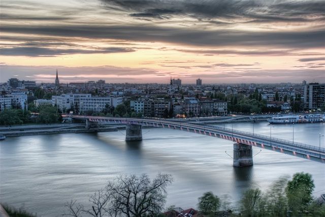 Foto de puente durante el atardecer