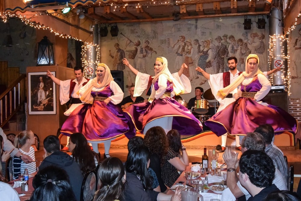 SPECTACLE DÎNATOIRE À LA PLAKA