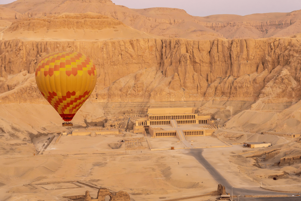 HOT AIR BALLOON OVER LUXOR